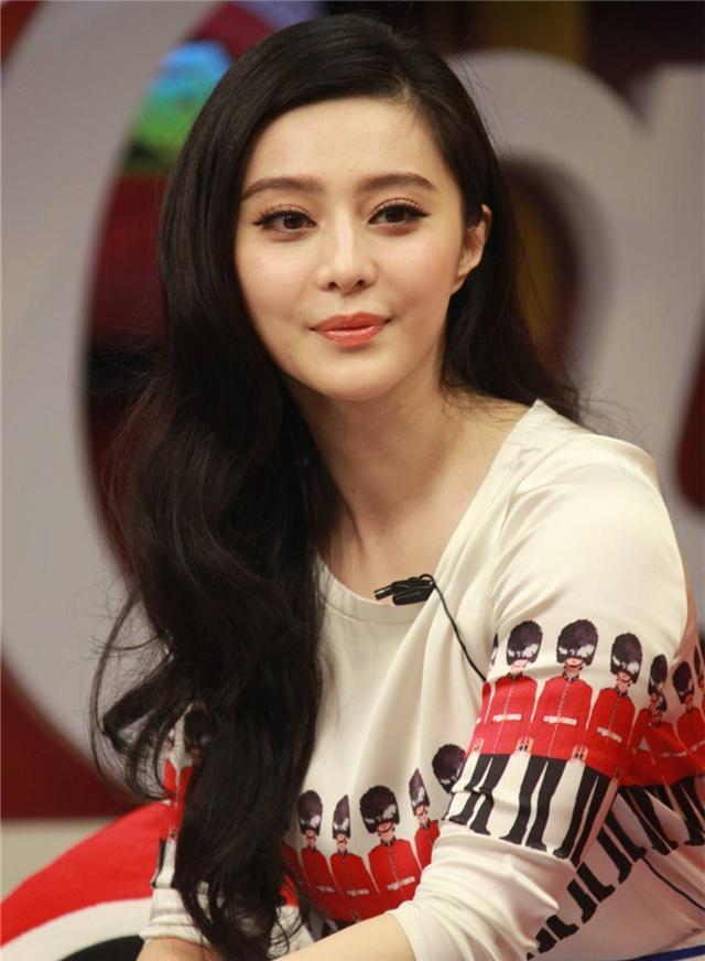 新闻女郎镜头前后的真实模样：她们不只是花瓶，更是追问者
